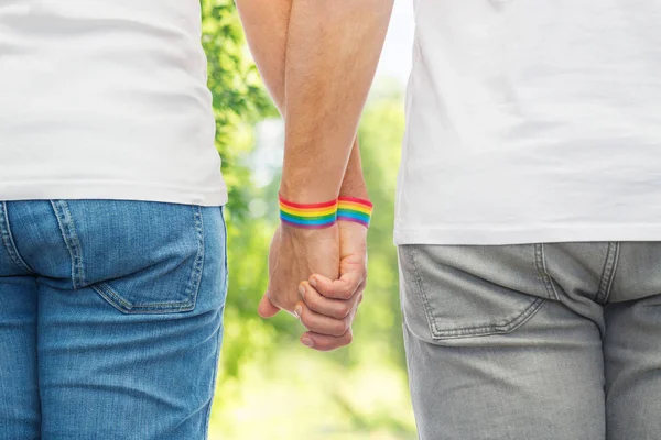 Maschio coppia con gay orgoglio arcobaleno braccialetti — Foto Stock