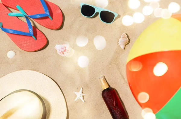 Chapeau, tongs et nuances et ballon de plage sur sable — Photo