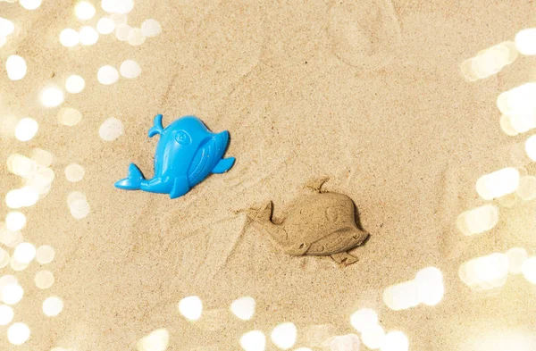 Forma di sabbia fatta da stampo balena sulla spiaggia estiva — Foto Stock