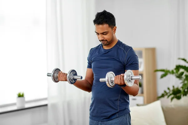 印度男子在家里用哑铃锻炼 — 图库照片