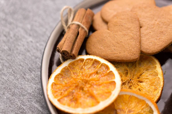 Gingerbread dengan jeruk kering dan kayu manis — Stok Foto