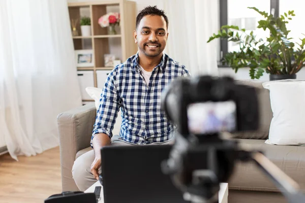 Blogger masculino con videoblogging de cámara en casa — Foto de Stock