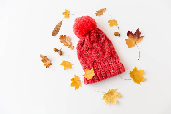 Hut und Herbstblätter auf weißem Hintergrund Stockfoto