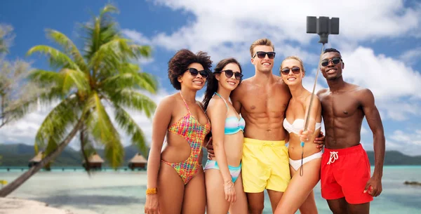 Amigos felices tomando selfie en la playa de verano — Foto de Stock