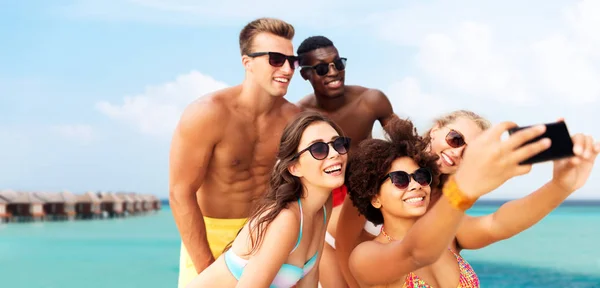 Amigos felices tomando selfie en la playa de verano — Foto de Stock