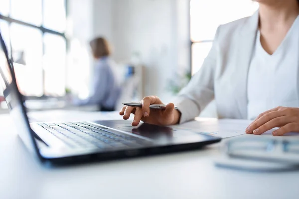 Business woman with laptop working at office — стоковое фото