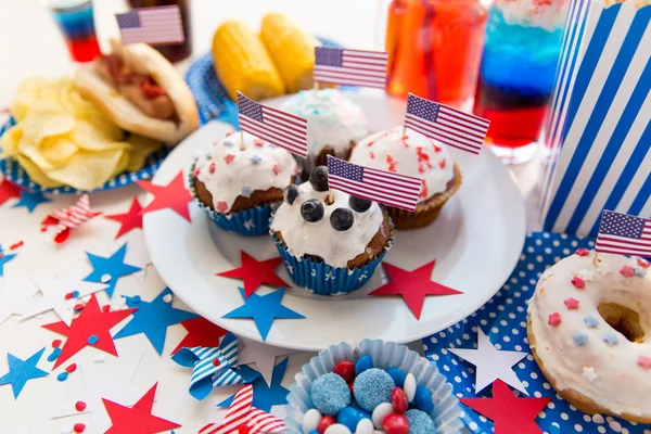 Food and drinks on american independence day party — Stock Photo, Image