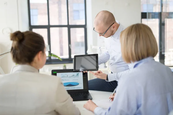 Primer plano del equipo de negocios con Tablet PC en la oficina —  Fotos de Stock