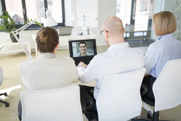 Geschäftsteam mit Videokonferenz im Büro — Stockfoto