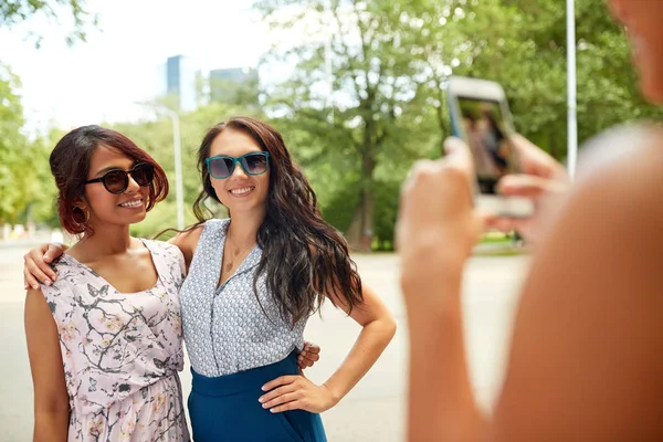 Mulher fotografar seus amigos no parque de verão — Fotografia de Stock