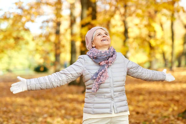 Felice donna anziana godendo bellissimo autunno — Foto Stock