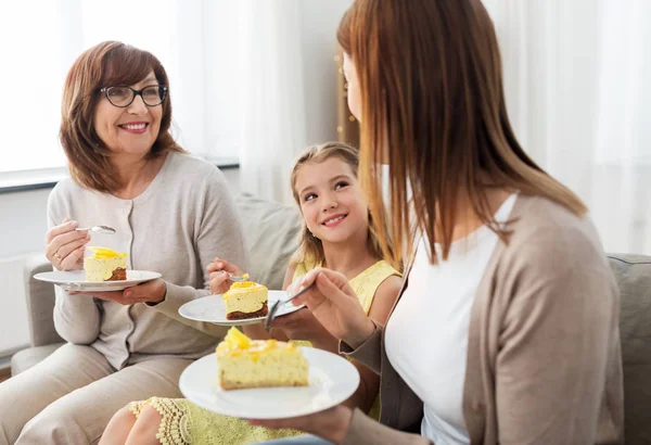 Mor, dotter och mormor äter tårta — Stockfoto