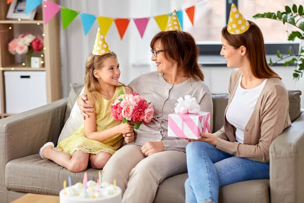 Kleindochter groet grootmoeder op verjaardag — Stockfoto