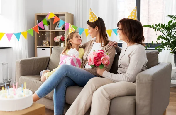 Hija con caja de regalo saludo madre en el cumpleaños — Foto de Stock