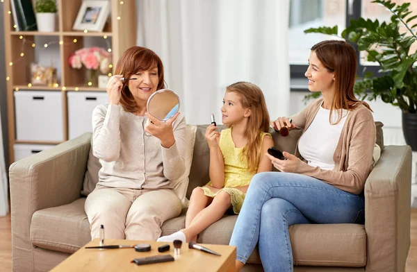 Madre, hija y abuela haciendo maquillaje — Foto de Stock