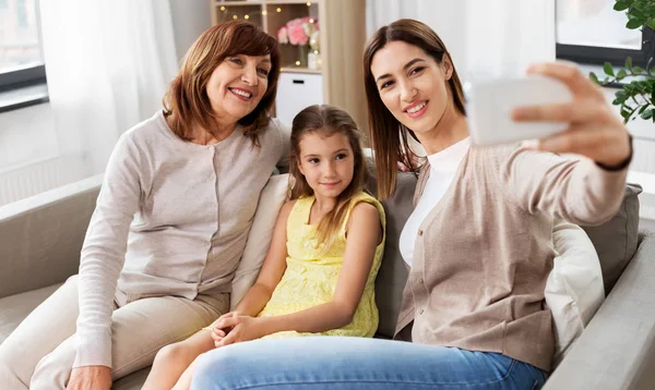 Mutter, Tochter und Großmutter machen Selfie — Stockfoto