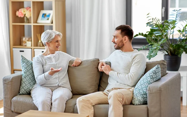 Senior moeder praten met volwassen zoon thuis — Stockfoto