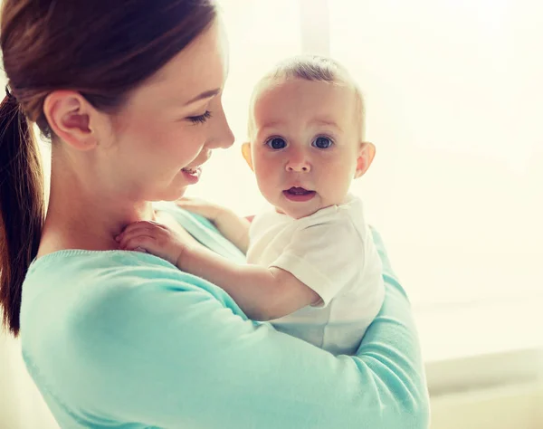 Feliz joven madre con pequeño bebé en casa — Foto de Stock