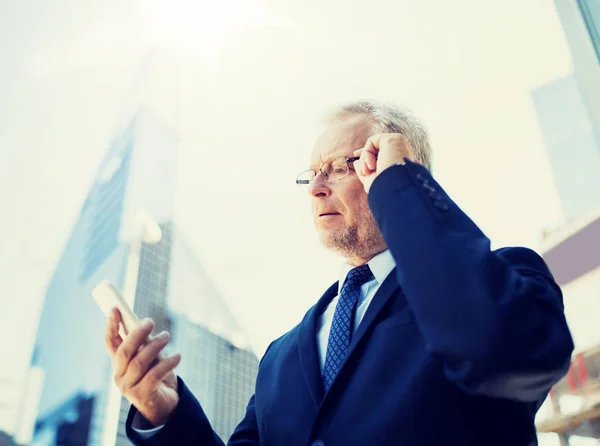 Hombre de negocios senior con smartphone en la ciudad —  Fotos de Stock