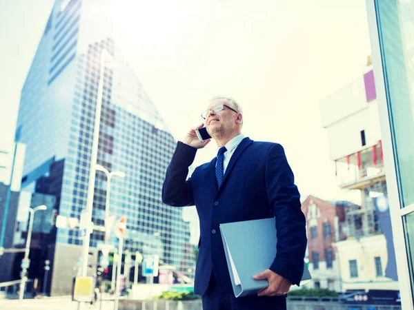 Senior zakenman belt op smartphone in de stad — Stockfoto