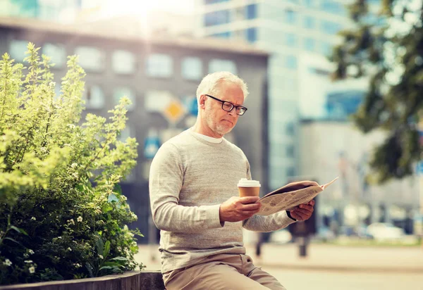 Homem sênior lendo jornal e beber café — Fotografia de Stock