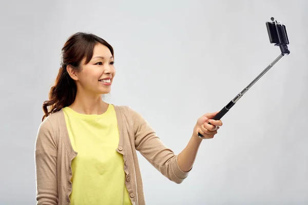 Asijské žena přičemž selfie podle smartphone — Stock fotografie