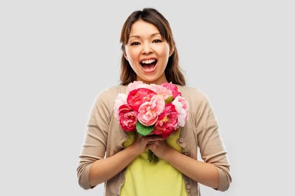 Mujer asiática feliz con ramo de flores —  Fotos de Stock