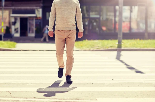 Senior man walking along city crosswalk — Stock Photo, Image