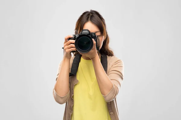 Kadın fotoğrafçı ile dijital fotoğraf makinesi — Stok fotoğraf