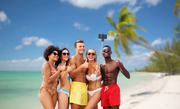 Przyjaciele biorąc selfie na plaży i pokazać kciuki do góry — Zdjęcie stockowe