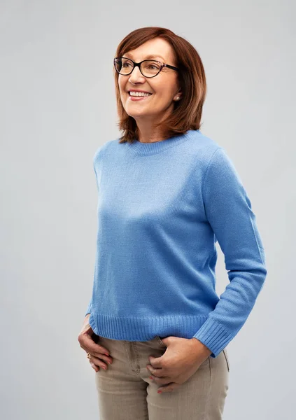 Retrato de mujer mayor en gafas sobre gris — Foto de Stock