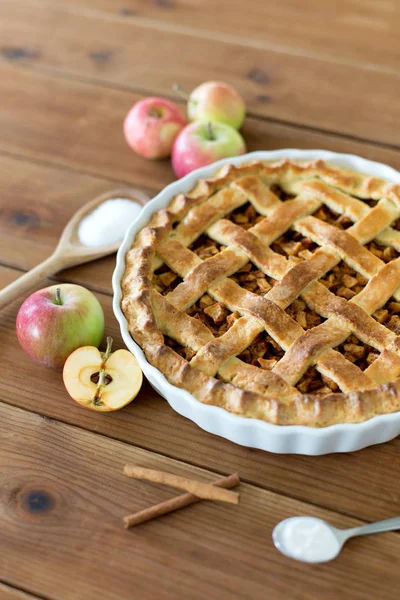 Großaufnahme von Apfelkuchen auf Holztisch — Stockfoto