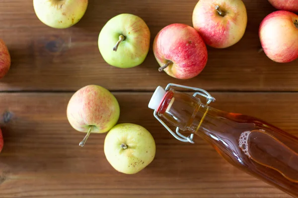 Flasche Apfelsaft oder Essig auf Holztisch — Stockfoto