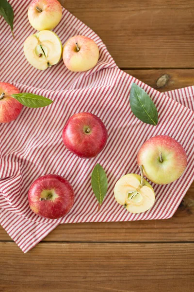 Pommes rouges mûres sur table en bois — Photo