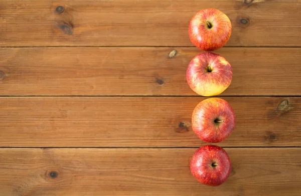 Ripe red apples on wooden table — Stock Photo, Image