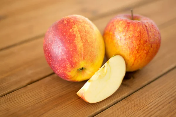 Dojrzałe czerwone jabłka na drewnianym stole — Zdjęcie stockowe