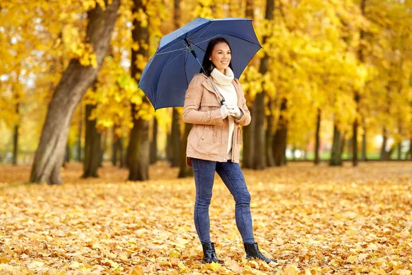 Donna felice con ombrello nel parco autunnale — Foto Stock