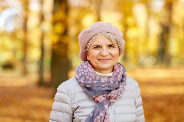 Ritratto di felice donna anziana al parco autunnale — Foto Stock