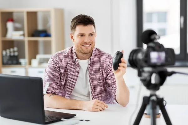 Video blogger with computer mouse videoblogging — Stock Photo, Image