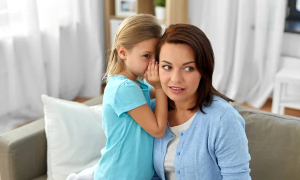 Tochter flüstert Mutter zu Hause Geheimnis zu — Stockfoto