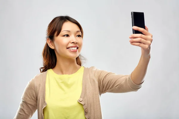 Aziatische vrouw het nemen van selfie door smartphone — Stockfoto