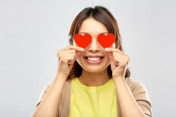 Femme heureuse avec les yeux des cœurs — Photo