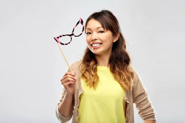 Feliz asiático mujer con Grande fiesta gafas — Foto de Stock
