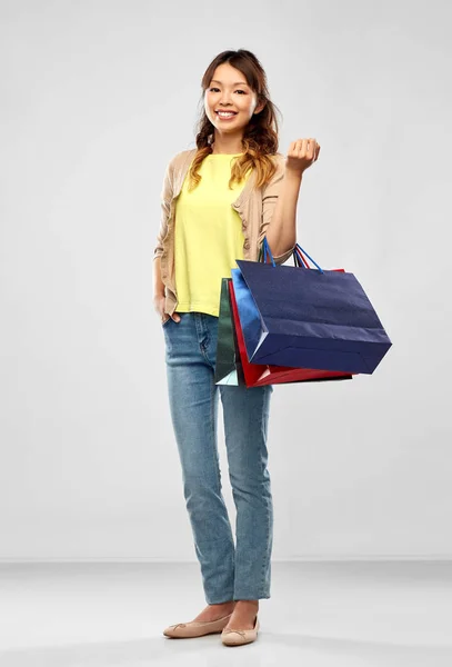 Χαρούμενη Ασιάτισσα με τσάντες για ψώνια — Φωτογραφία Αρχείου
