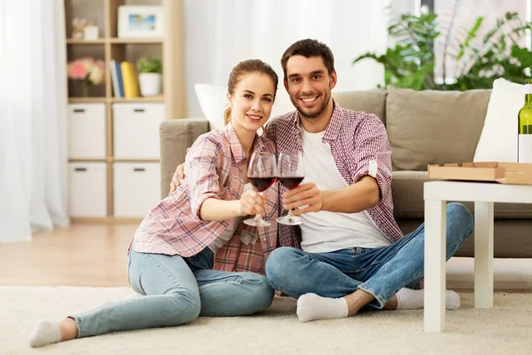 Happy couple drinking red wine at home — Stock Photo, Image