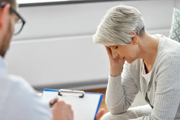 Trieste senior vrouw patiënt en psycholoog — Stockfoto