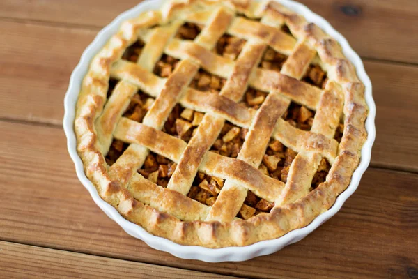 Gros plan de tarte aux pommes dans un moule sur une table en bois — Photo