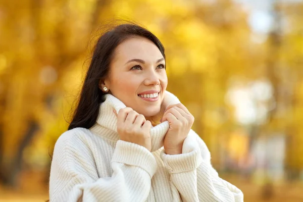 Portrait of happy young woman in autumn park — Stock Photo, Image