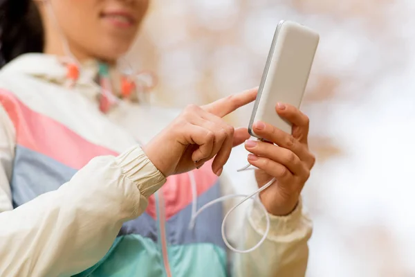Frau hört Musik im Freien auf Smartphone — Stockfoto