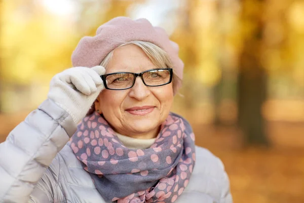 Portret van een vrolijke oudere vrouw in het herfstpark — Stockfoto